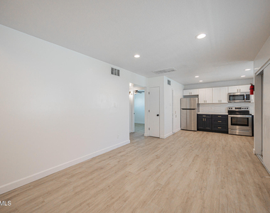 715 N 12th Avenue - Photo Thumbnail 6