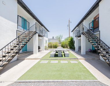 715 N 12th Avenue - Photo Thumbnail 1