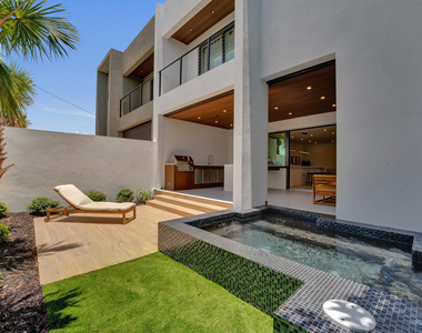 1525 Ne 15th Avenue - Photo Thumbnail 1