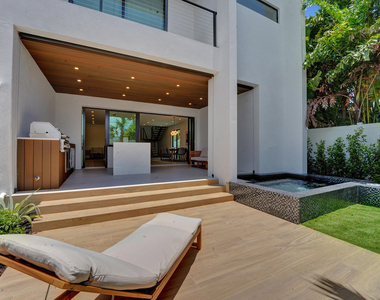 1525 Ne 15th Avenue - Photo Thumbnail 4