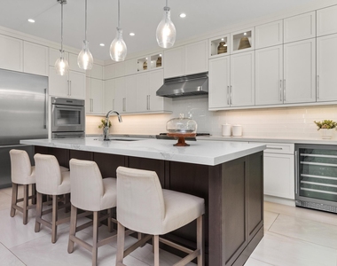 444 Ne Wavecrest Way - Photo Thumbnail 8