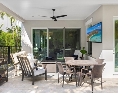 444 Ne Wavecrest Way - Photo Thumbnail 20