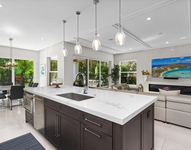 444 Ne Wavecrest Way - Photo Thumbnail 11