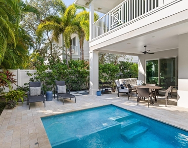 444 Ne Wavecrest Way - Photo Thumbnail 16