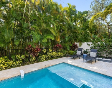 444 Ne Wavecrest Way - Photo Thumbnail 17