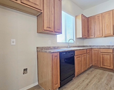 13588 W Alvarado Drive - Photo Thumbnail 7