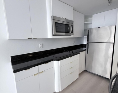 540 Brickell Key Drive - Photo Thumbnail 9