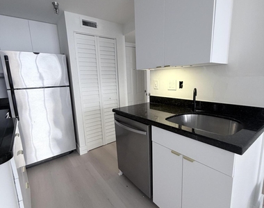 540 Brickell Key Drive - Photo Thumbnail 10