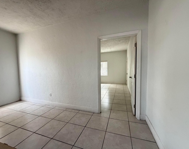 313 N Krome Avenue - Photo Thumbnail 10
