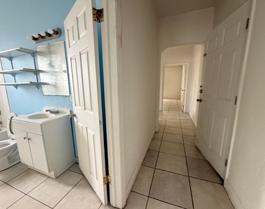 313 N Krome Avenue - Photo Thumbnail 7