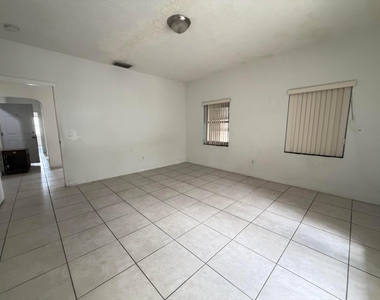 313 N Krome Avenue - Photo Thumbnail 2