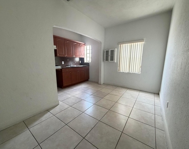 313 N Krome Avenue - Photo Thumbnail 3