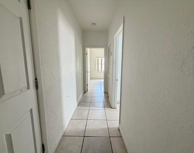 313 N Krome Avenue - Photo Thumbnail 6