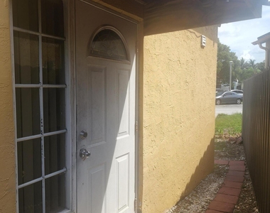 2430 Sw 82nd Terrace - Photo Thumbnail 2