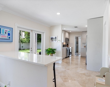 2740 Ne 25th Place - Photo Thumbnail 10