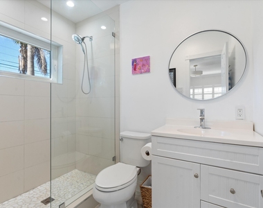 2740 Ne 25th Place - Photo Thumbnail 17