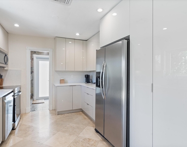 2740 Ne 25th Place - Photo Thumbnail 9