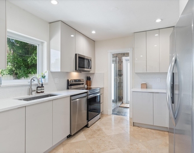 2740 Ne 25th Place - Photo Thumbnail 7