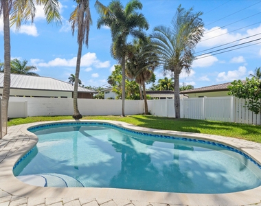 2740 Ne 25th Place - Photo Thumbnail 2