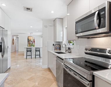 2740 Ne 25th Place - Photo Thumbnail 8