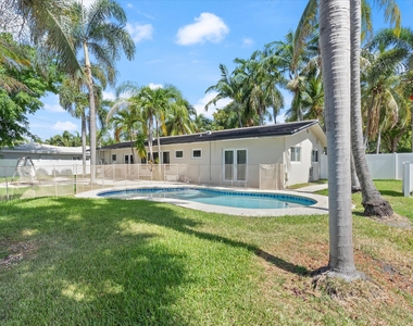 2740 Ne 25th Place - Photo Thumbnail 26