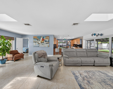 1571 Se 24th Avenue - Photo Thumbnail 6