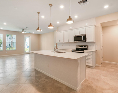 1841 Se Roxy Way - Photo Thumbnail 6