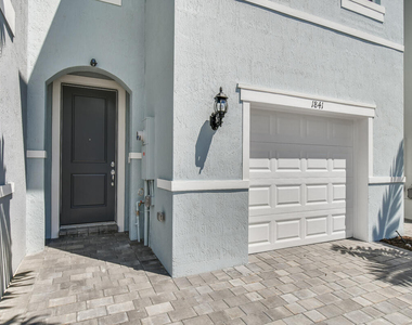 1841 Se Roxy Way - Photo Thumbnail 1