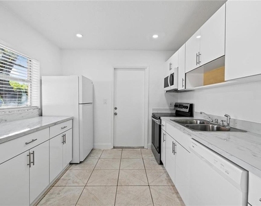 583 Nw 17th Place - Photo Thumbnail 2