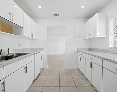 583 Nw 17th Place - Photo Thumbnail 3