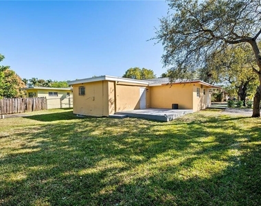 583 Nw 17th Place - Photo Thumbnail 9
