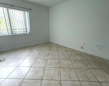 711 N Pine Island Road - Photo Thumbnail 15