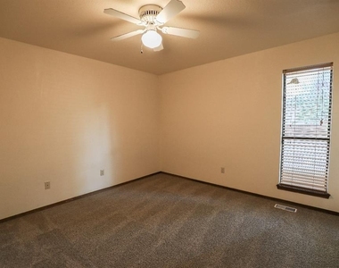 1321 Harding Avenue - Photo Thumbnail 11