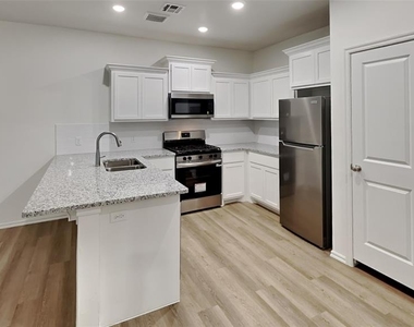 11517 University Drive - Photo Thumbnail 6