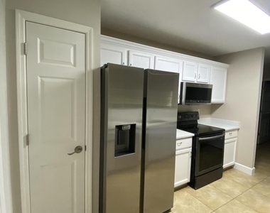 915 11th Terrace - Photo Thumbnail 2