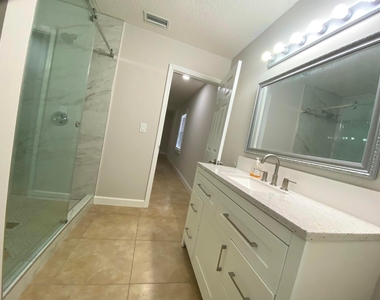 915 11th Terrace - Photo Thumbnail 5