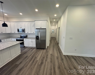 331 E Lowrance Avenue - Photo Thumbnail 4