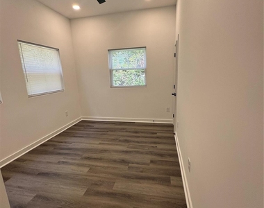 331 E Lowrance Avenue - Photo Thumbnail 12