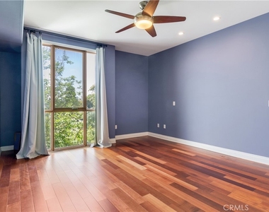 333 N Hill Avenue - Photo Thumbnail 16