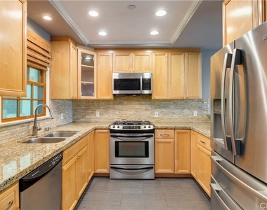 333 N Hill Avenue - Photo Thumbnail 4