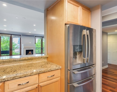 333 N Hill Avenue - Photo Thumbnail 5