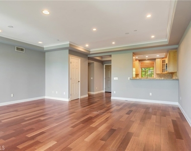 333 N Hill Avenue - Photo Thumbnail 9