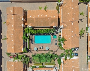 5200 White Oak Avenue - Photo Thumbnail 3