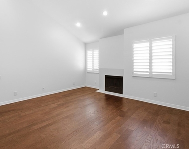 5200 White Oak Avenue - Photo Thumbnail 4