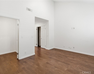 5200 White Oak Avenue - Photo Thumbnail 7