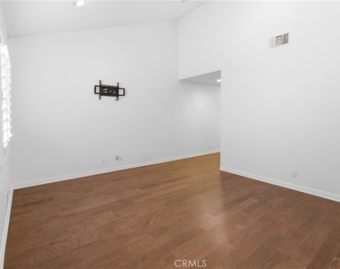 5200 White Oak Avenue - Photo Thumbnail 5