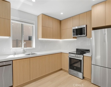 4851 1/2 Woodman Avenue - Photo Thumbnail 3