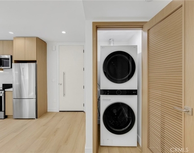 4851 1/2 Woodman Avenue - Photo Thumbnail 9