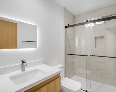 4851 1/2 Woodman Avenue - Photo Thumbnail 6