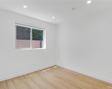 4851 1/2 Woodman Avenue - Photo Thumbnail 5